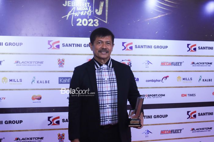 Pelatih timnas U-22 Indonesia, Indra Sjafri, sedang berfoto dalam acara Santini Jebreeet Media Awards 2023 di kawasan Kuningan, Jakarta, Rabu (19/7/2023) malam.