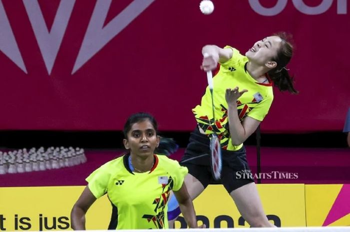 Pebulu tangkis ganda putri Malaysia Pearly Tan (kanan) melancarkan smes dalam sebuah turnamen. Smesnya menjadi rekor tercepat dunia.
