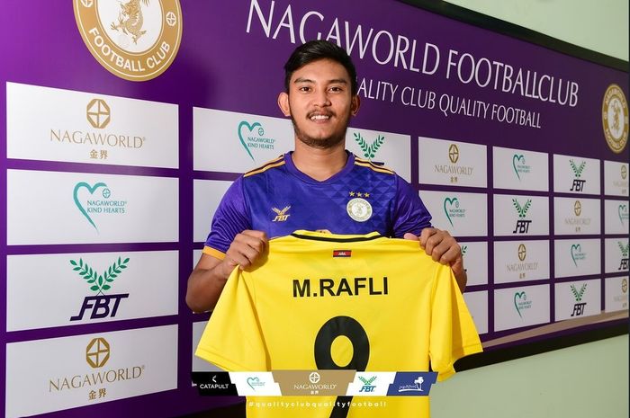 Rafli Mursalim saat diresmikan klub asal Kambija Nagaworld FC.