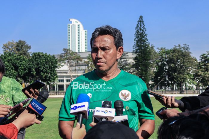 Pelatih timnas U-17 Indonesia, Bima Sakti, sedang memberikan keterangan kepada awak media di Lapangan A, Senayan, Jakarta, Kamis (20/7/2023) pagi.