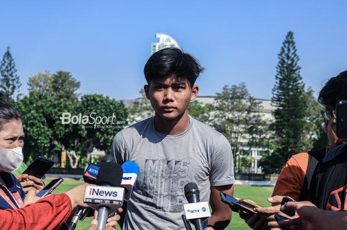 Pemain timnas U-17 Indonesia, Arkhan Kaka Putra, sedang memberikan keterangan kepada awak media di Lapangan A, Senayan, Jakarta, Kamis (20/7/2023) pagi.