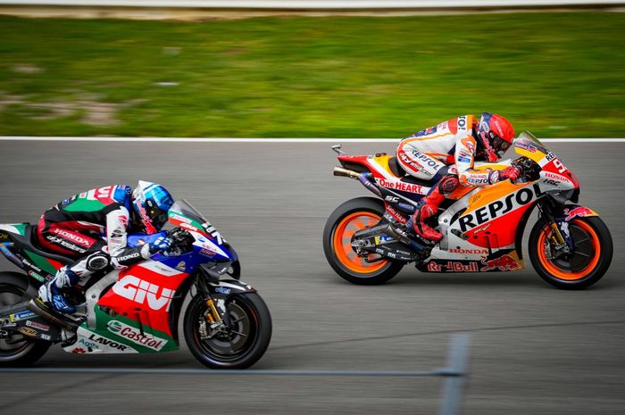 Pembalap Repsol Honda, Marc Marquez, tampil bersama Alex Marquez dari LCR Honda pada seri balap MotoGP Portugal musim 2022.