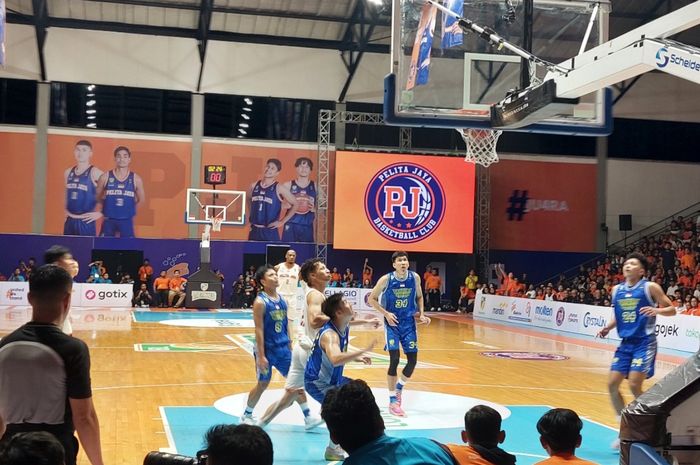Suasana pertandingan Pelita Jaya Vs Prawira Harum Bandung di Leg Pertama Indonesia Basketball League (IBL), Hall A Basket, Senayan, Jakarta, Kamis (20/7/2023).