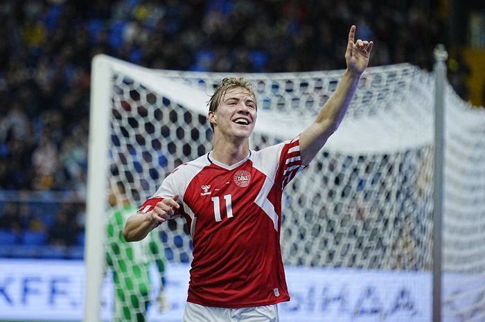 Rasmus Hojlund merayakan gol saat timnas Denmark hadapi Kazakstan (26/3/2023). Man United mencapai kesepakatan dengan Atalanta untuk transfer Hojlund senilai total 85 juta euro.