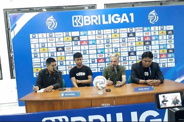 Pelatih PSS Sleman, Marian Mihail saat menghadiri konferensi pers saat laga lawan PSIS Semarang di Stadion Maguwoharjo, Jumat (21/7/2023).