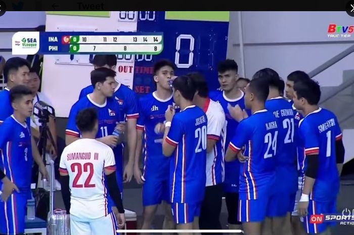 Momen para pemain Filipina mendengarkan instruksi pelatihnya pada gelaran voli SEA V.League melawan Indonesia.