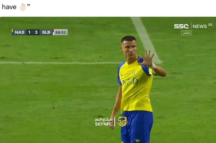 Cristiano Ronaldo menunjukkan gesture lima jari untuk meminta dimainkan lebih lama.