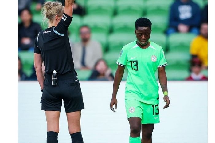 Pemain Nigeria, Deborah Abiodun, menerima kartu merah dalam pertandingan melawan Kanada di Piala Dunia Wanita 2023, Jumat (21/7/2023) di Melbourne.