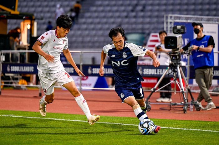 Penyerang Timnas Vietnam dan Seoul E-Land, Nguyen Van Toan (kanan).