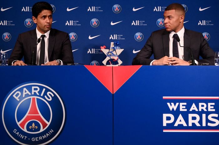 Presiden PSG, Nasser Al-Khelaifi (kiri) dan Kylian Mbappe berbicara dalam jumpa pers (23/5/2022). Paris meminta Mbappe jangan mengumumkan kepindahan ke Real Madrid sebelum tuntas agenda di Liga Champions.