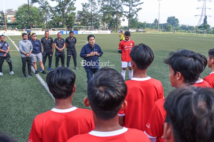 Ketua Umum PSSI, Erick Thohir, sedang memberikan semangat kepada para pemain saat seleksi timnas U-22 Indonesia di Lapangan Nirwana Park, Sawangan, Jawa Barat, Sabtu (22/7/2023).