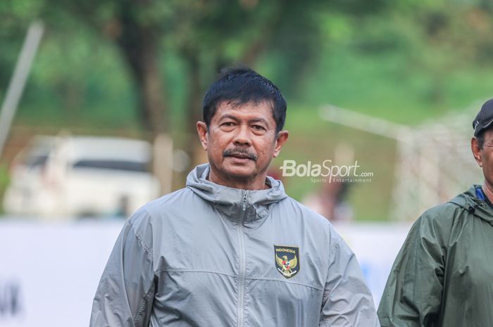 Pelatih timnas U-24 Indonesia, Indra Sjafri, saat hadir di Lapangan Nirwana Park, Sawangan, Jawa Barat, Sabtu (22/7/2023).