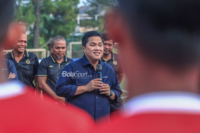 Ketua Umum PSSI, Erick Thohir, sedang memberikan semangat kepada para pemain saat seleksi timnas U-22 Indonesia di Lapangan Nirwana Park, Sawangan, Jawa Barat, Sabtu (22/7/2023).