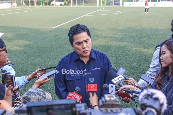 Ketua Umum PSSI, Erick Thohir, sedang memberikan keterangan kepada awak media di Lapangan Nirwana Park, Sawangan, Jawa Barat, Sabtu (22/7/2023).