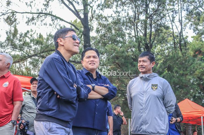 (Dari kiri ke kanan) Ferry Paulus (Direktur Utama PT LIB), Erick Thohir (Ketua Umum PSSI), dan Indra Sjafri (Direktur Teknik PSSI) di Lapangan Nirwana Park, Sawangan, Jawa Barat, Sabtu (22/7/2023).