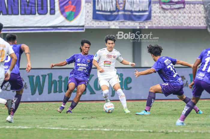 Ryo Matsumura (kanan) sedang menguasai bola dan dibayangi Rifky Dwi Septiawan (kiri) dalam laga pekan keempat Liga 1 2023 antara Persita versus Persija di Stadion Indomilk Arena, Tangerang, Banten, Sabtu (22/7/2023).