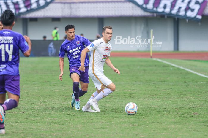Maciej Gajos (kanan) sedang menguasai bola dan dibayangi Ramiro Ezequiel Fergonzi (kiri) dalam laga pekan keempat Liga 1 2023 antara Persita versus Persija di Stadion Indomilk Arena, Tangerang, Banten, Sabtu (22/7/2023).
