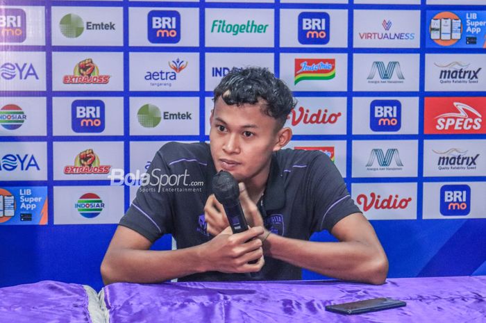 Pemain Persita Tangerang, Esal Sahrul Muhrom, sedang memberikan keterangan kepada awak media di Stadion Indomilk Arena, Tangerang, Banten, Sabtu (22/7/2023).