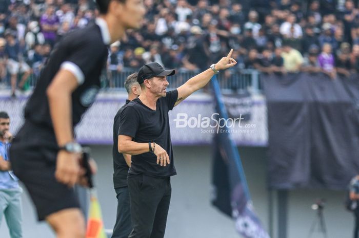 Pelatih Persija Jakarta, Thomas Doll, sedang memberikan intruksi kepada para pemainnya di Stadion Indomilk Arena, Tangerang, Banten, Sabtu (22/7/2023).