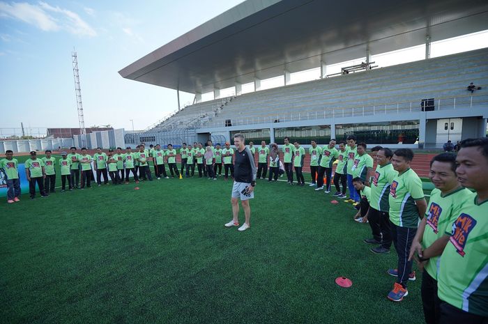 Coach Timo Scheunemann berbagi pengalaman dan materi latihan sesuai standar Sekolah Sepak Bola dalam MilkLife Coaching Clinic di Supersoccer Arena, Rendeng, Kudus, Jawa Tengah, 22 Juli 2023.