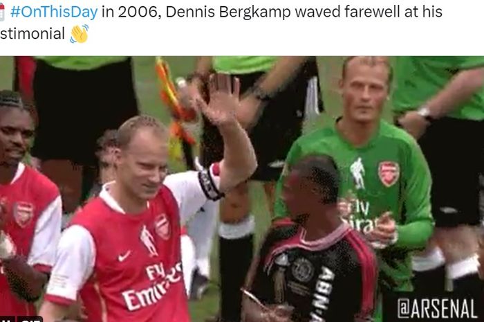 Arsenal memainkan pertandingan pertama di Emirates Stadium pada 22 Juli 2006 saat menggelar laga testimonial untuk Dennis Bergkamp.