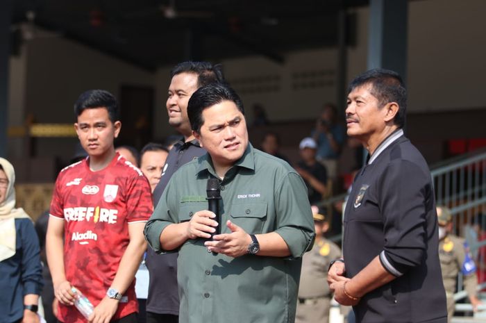 Ketua Umum PSSI, Erick Thohir, saat hadir seleksi untuk pemain Timnas U-17 Indonesia di Stadion Sriwedari, Solo, Minggu (23/7/2023)