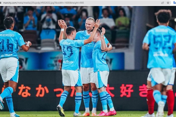 Para pemain Manchester City merayakan gol Erling Haaland ke gawang Yokohama F.Marinos dalam laga pramusim di New Japan National Stadium, Minggu (23/7/2023).