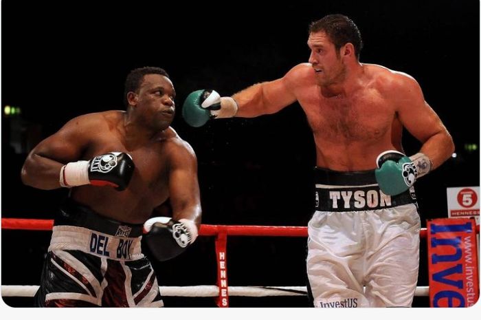 Duel Tyson Fury (kanan), yang masih berusia 22 tahun, melawan Derek Chisora pada 23 Juli 2011.