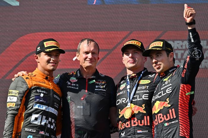 (Ki-ka) Pembalap McLaren Lando Norris, Kepala Teknisi Red Bull Racing Paul Monaghan, pembalap Max Verstappen, dan Sergio Perez berpose di podium setelah balapan F1 GP Hongaria di Hungaroring, Mogyorod, Hongaria, 23 Juli 2023.