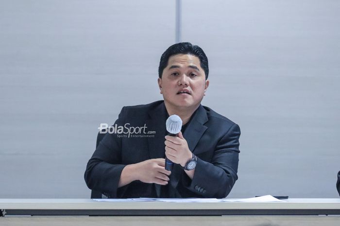 Ketua Umum PSSI, Erick Thohir, sedang memberikan keterangan kepada awak media di Menara Danareksa, Gambir, Jakarta Pusat, Selasa (25/7/2023).