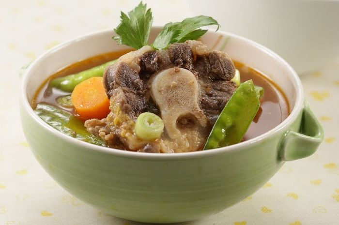 Hidangan sop buntut tomat