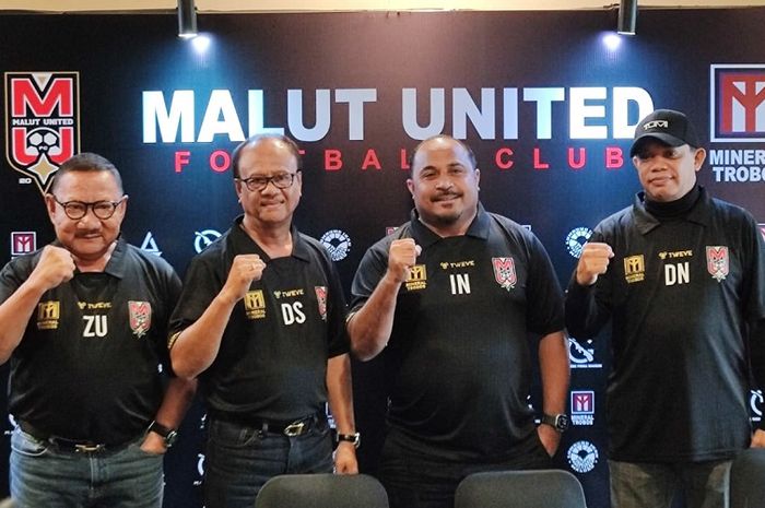Jajaran pimpinan Malut United FC dan pelatih Imran Nahumarury (kedua dari kanan) dalam jumpa pers di Golf Club Senayan, Selasa (25/7/2023).  