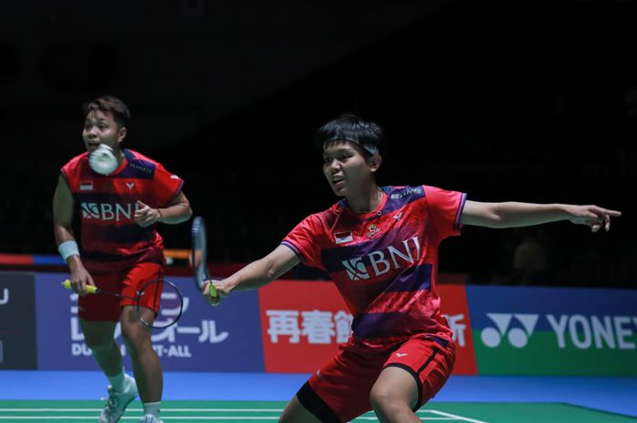 Aksi ganda putri Indonesia, Apriyani Rahayu/Siti Fadia Silva Ramadhanti, saat tampil pada babak pertama Japan Open 2023 di Yoyogi Gymnasium Tokyo, Jepang, 25 Juli 2023.