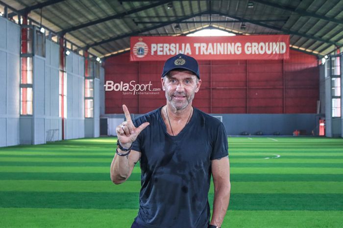 Pelatih Persija Jakarta, Thomas Doll, mengaku siap memperkenalkan sepak bola Indonesia kepada konsultan pelatih timnas U-17 Indonesia Frank Wormuth.