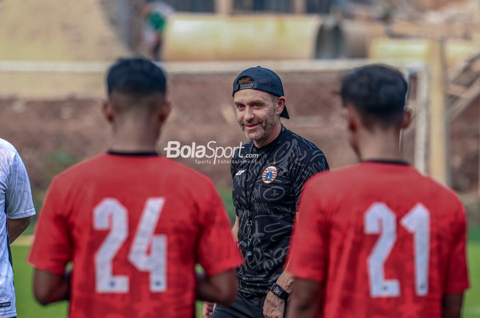 Pelatih Persija Jakarta, Thomas Doll, sempat tersenyum saat memantau para pemainnya berlatih di Lapangan Nirwana Park, Sawangan, Jawa Barat, Rabu (26/7/2023).