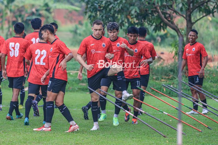 (Dari kiri ke kanan) Maciej Gajos, Ryo Matsumura, dan Firza Andika sedang mengikuti sesi latihan Persija Jakarta di Lapangan Nirwana Park, Sawangan, Jawa Barat, Rabu (26/7/2023).