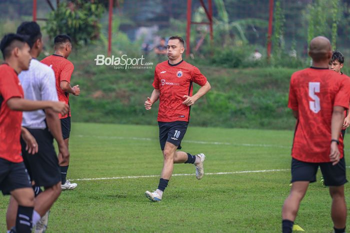 Pemain asing Persija Jakarta, Maciej Gajos, sedang mengikuti sesi latihan di Lapangan Nirwana Park, Sawangan, Jawa Barat, Rabu (26/7/2023).
