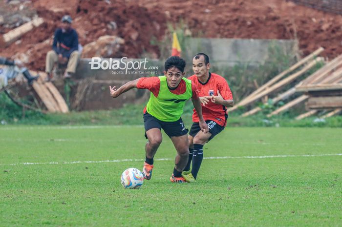 Firza Andika (kiri) sedang menguasai bola dan dibayangi Riko Simanjuntak (kanan) dalam sesi latihan Persija Jakarta di Lapangan Nirwana Park, Sawangan, Jawa Barat, Rabu (26/7/2023).