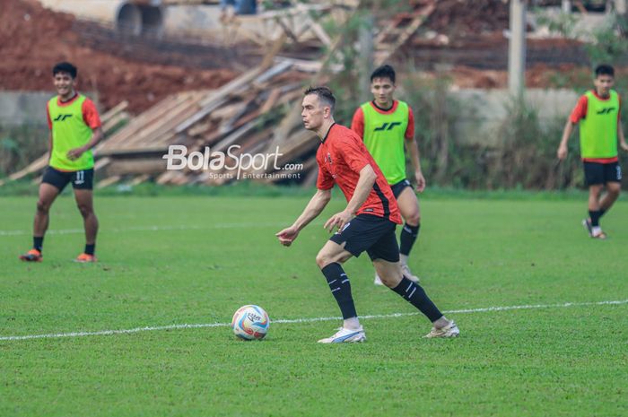 Pemain asing Persija Jakarta, Maciej Gajos, sedang menguasai bola dalam sesi latihan di Lapangan Nirwana Park, Sawangan, Jawa Barat, Rabu (26/7/2023).