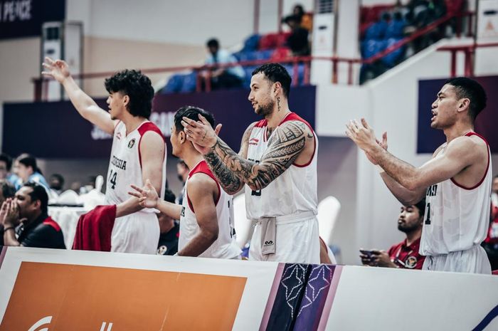 Pemain tim nasional bola basket Indonesia saat SEA Games 2023 di Kamoboja. Dari kiri: Julian Alexandre Chalias, Yudha Saputera, Brandon Jawato, Widyanta Putra Teja.