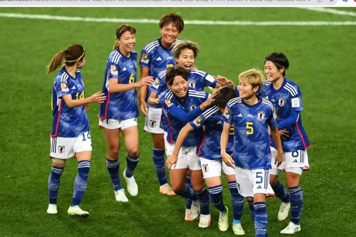 Para pemain timnas wanita Jepang merayakan keberhasilan mereka lolos ke babak 16 besar Piala Dunia Wanita 2023.