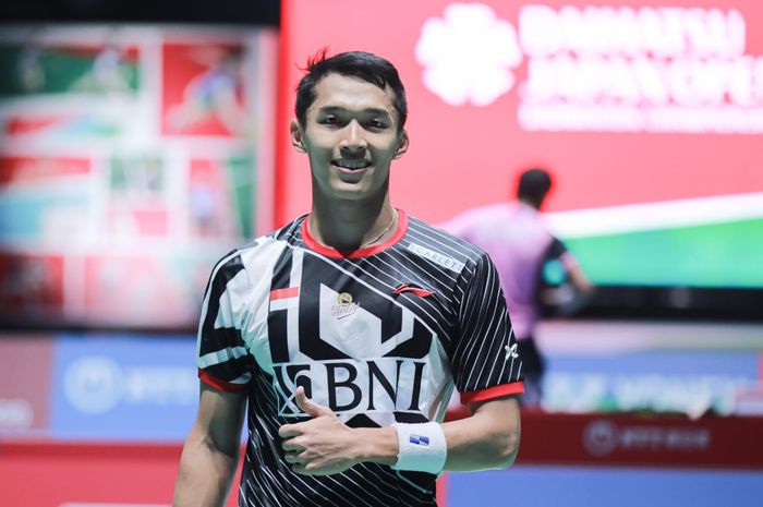 Pebulu tangkis tunggal putra Indonesia, Jonatan Christie, berpose setelah memastikan diri lolos ke babak kedua Japan Open 2023 di Yoyogi National Gymnasium, Rabu (26/7/2023).