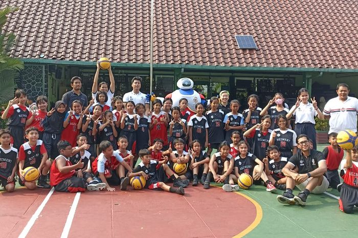 SD 1 Menteng, Rabu (26/7/2023), menjadi sekolah pertama yang dikunjungi oleh para youth leaders serta JIP, maskot FIBA World Cup 2023.