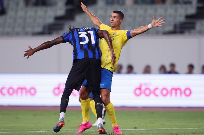 Megabintang Al Nassr, Cristiano Ronaldo (kanan), berduel dengan Yann Bisseck pada laga uji coba versus Inter Milan di Stadion Yanmar Nagai, Kamis (27/7/2023).