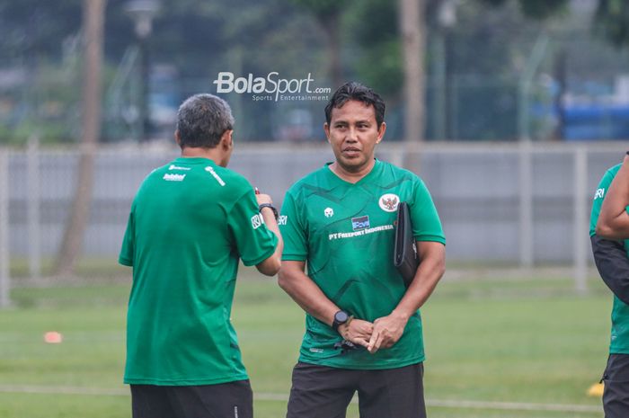 Pelatih timnas U-17 Indonesia, Bima Sakti (kanan), sedang berkomunikasi dengan rekannya di Lapangan A, Senayan, Jakarta, Kamis (27/7/2023).