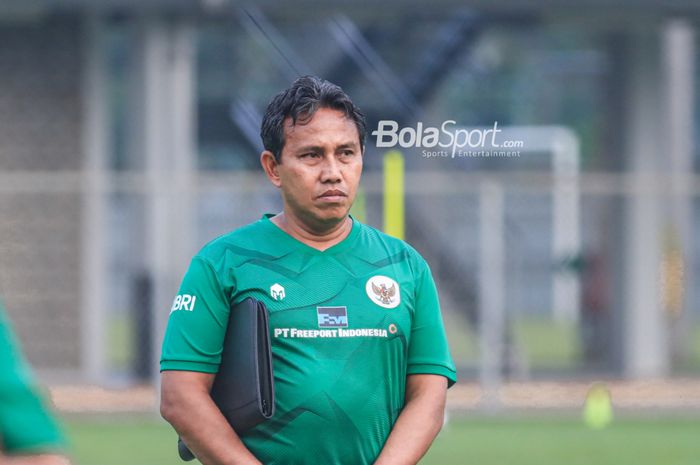 Pelatih timnas U-17 Indonesia, Bima Sakti, sedang memantau para pemainnya saat berlatih di Lapangan A, Senayan, Jakarta, Kamis (27/7/2023).