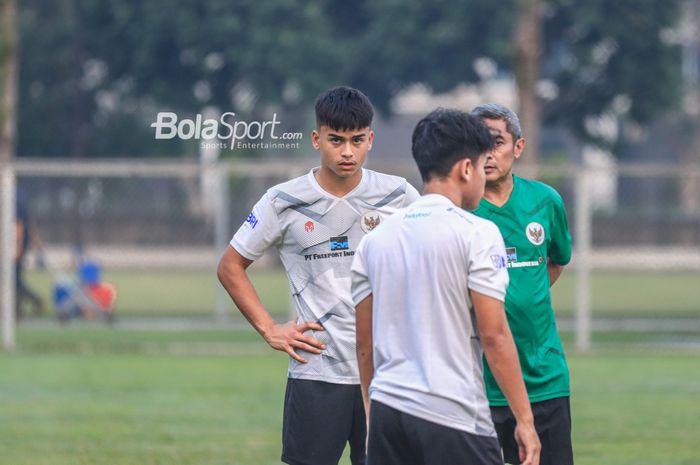 Pemain diaspora atau pemain keturunan Indonesia, Aaron Suitela, saat berlatih bersama timnas U-17 Indonesia di Lapangan A, Senayan, Jakarta, Kamis (27/7/2023).