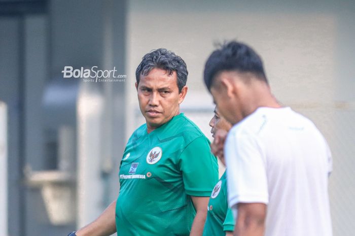 Pelatih timnas U-17 Indonesia, Bima Sakti, sedang memantau para pemainnya saat berlatih di Lapangan A, Senayan, Jakarta, Kamis (27/7/2023).