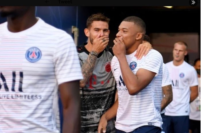 Lucas Hernandez bersama Kylian Mbappe dalam sesi latihan di PSG. Hernandez diduga melontarkan ujaran hinaan kepada Barcelona di tengah obrolan antara Mbappe dengan Ousmane Dembele.