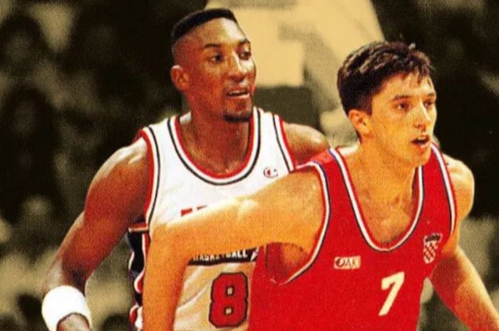 Scottie Pippen mengawal Toni Kukoc dalam laga cabang bola basket di Olimpiade 1992, 27 Juli 1992.